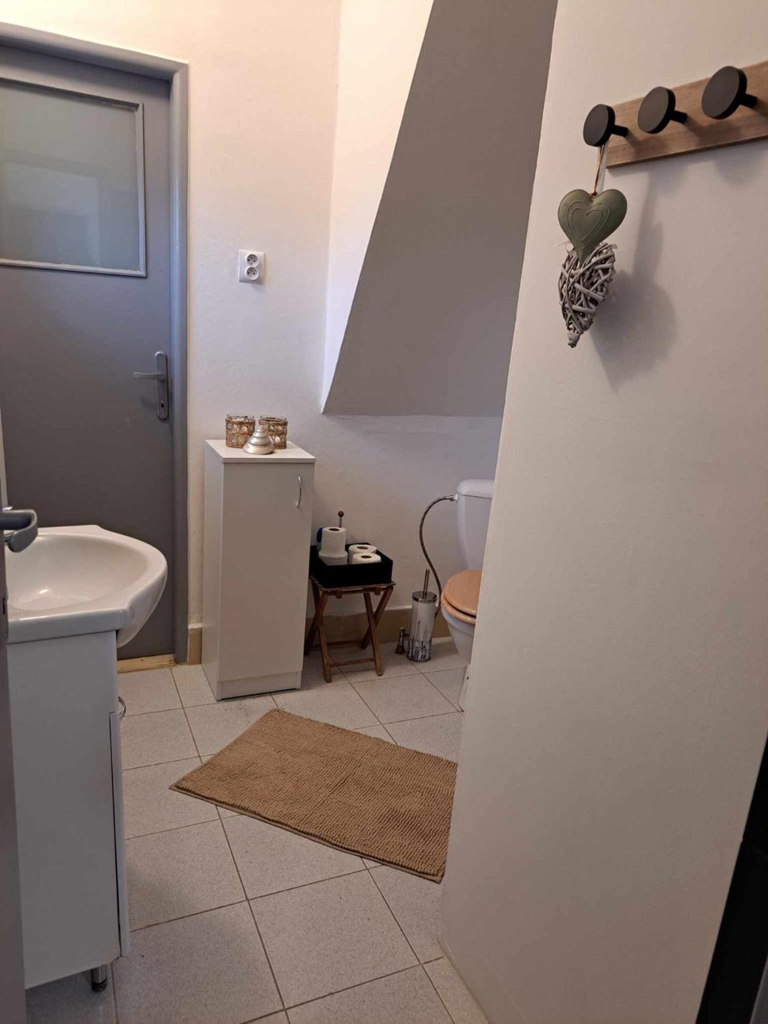 شقة Cozy Town Center Retreat Komárno المظهر الخارجي الصورة